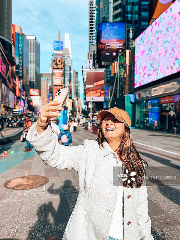 年轻女人在纽约时代广场自拍图片素材