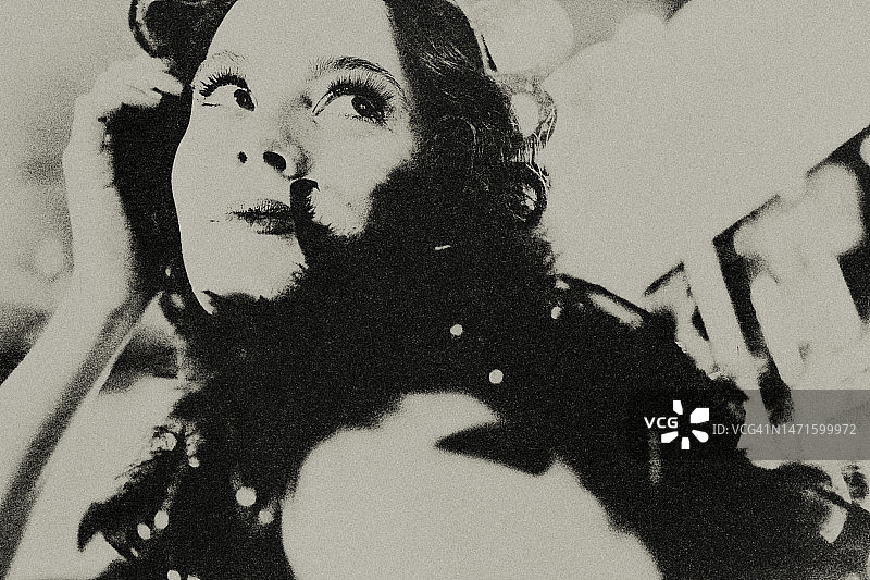 在吧台前的年轻女人图片素材