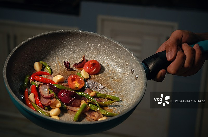 煎锅里的香料图片素材