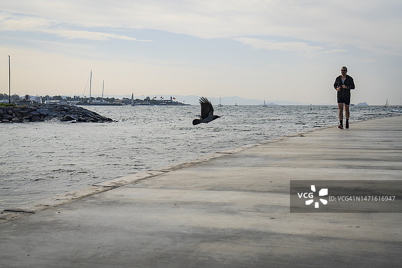 年长的男人跑步图片素材