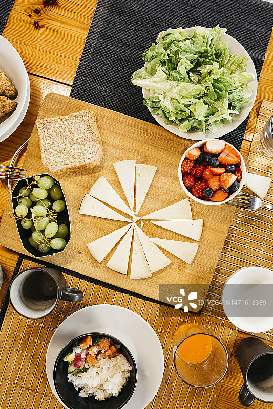 木桌上的健康食品图片素材