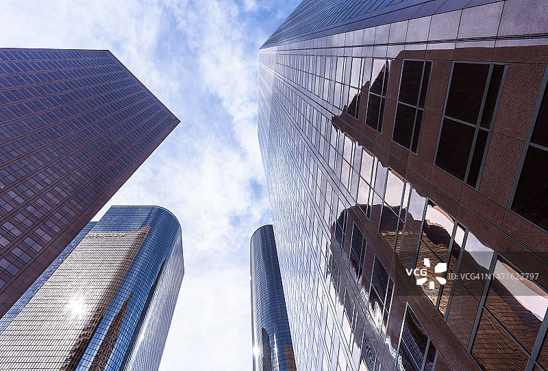 仰望洛杉矶市中心摩天大楼图片素材