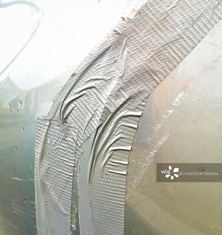 用胶带粘住的损坏的灰色汽车图片素材