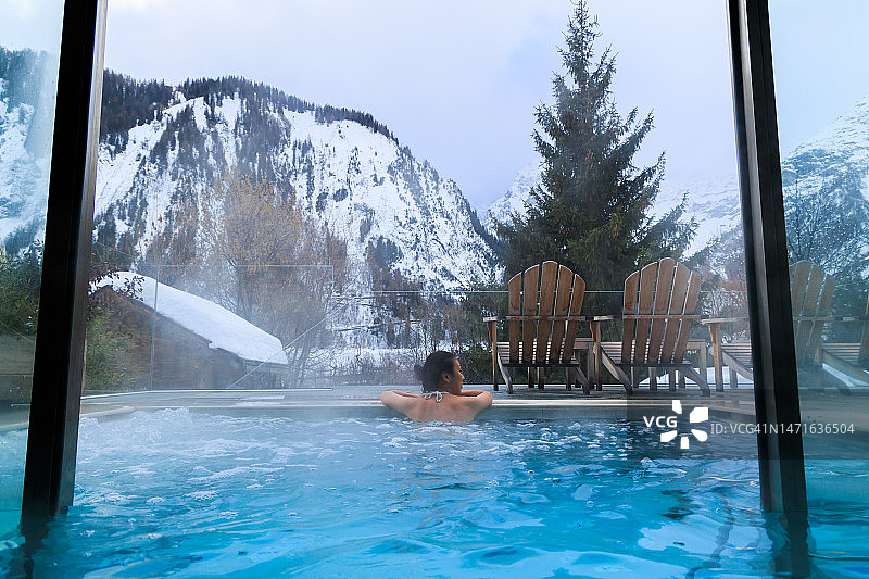 女士在勃朗峰的温泉池中放松身心图片素材
