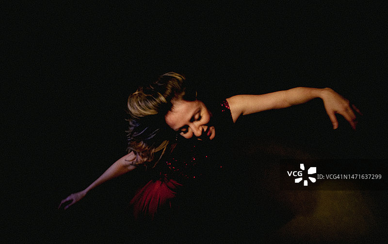 黑暗中的女舞者图片素材