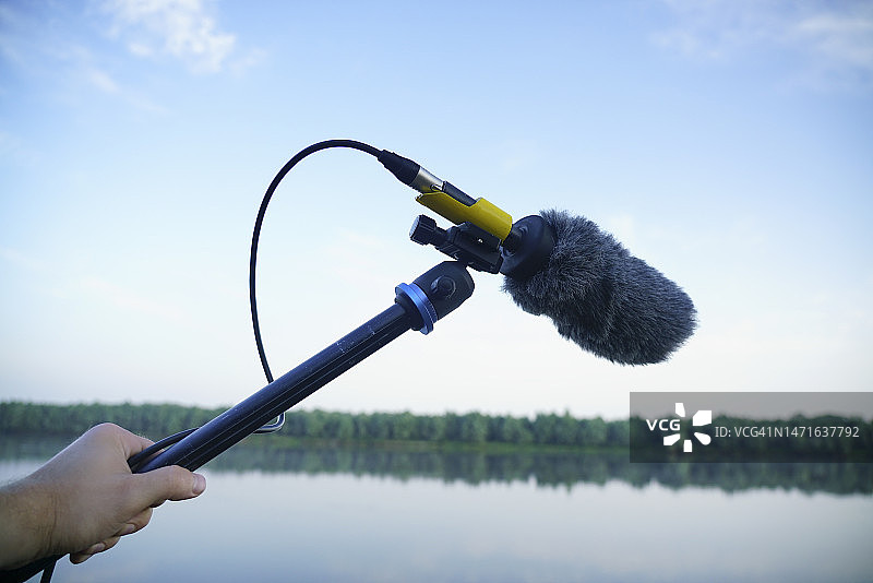 带防风罩的杆式麦克风图片素材