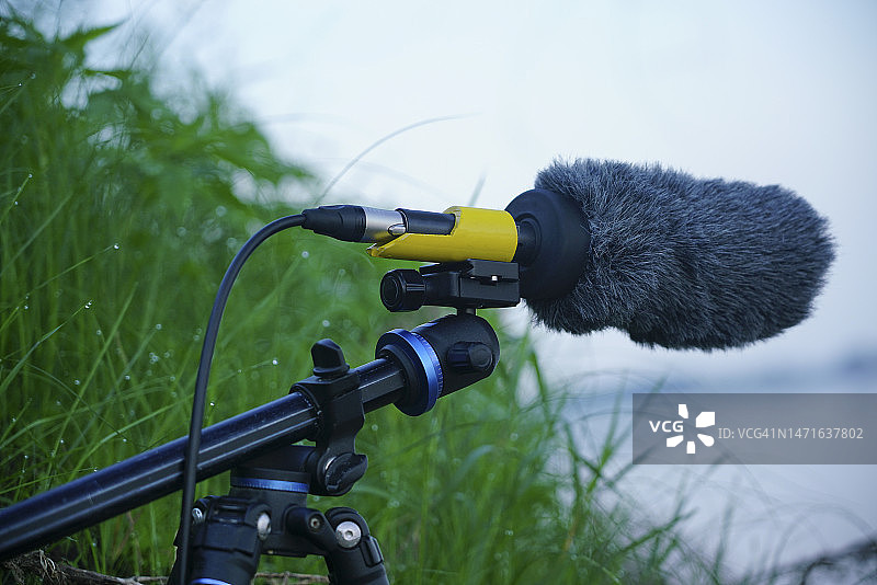 带防风罩的杆式麦克风图片素材