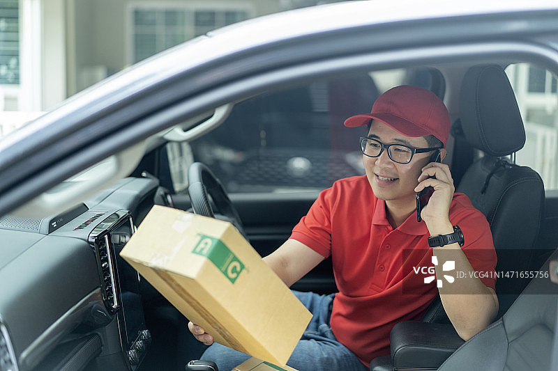 车里有一个包裹箱的送货员图片素材