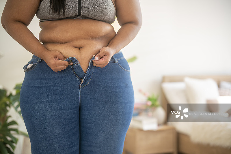 努力穿紧身牛仔裤图片素材