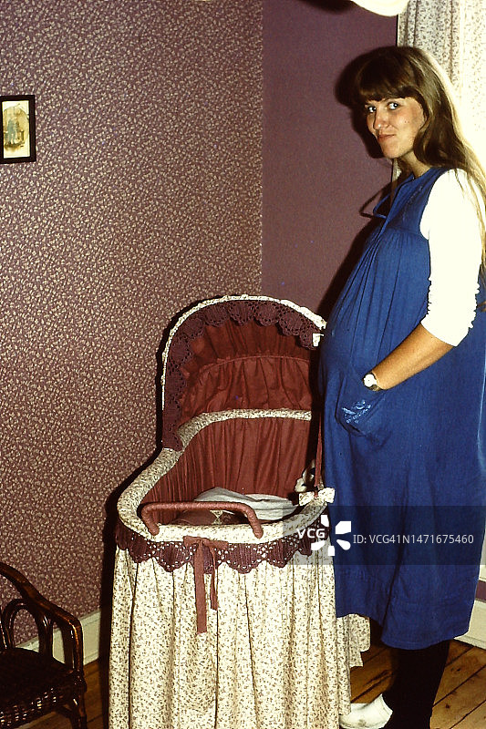 七十年代的年轻孕妇图片素材