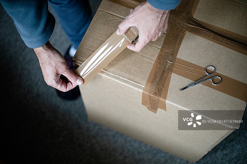 用胶带封装纸箱图片素材