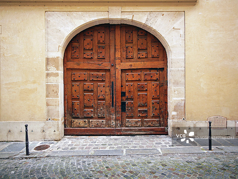 巴黎的旧木制双开门和石头墙图片素材