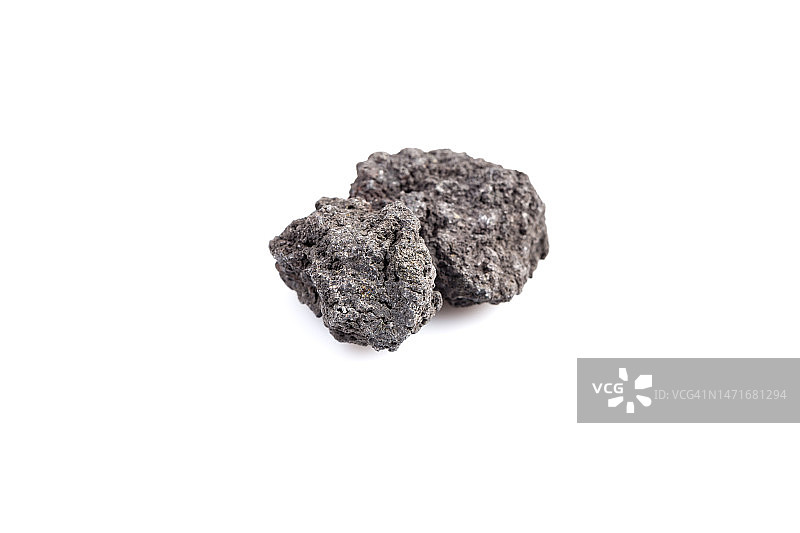 白色背景上的火山黑色熔岩石图片素材