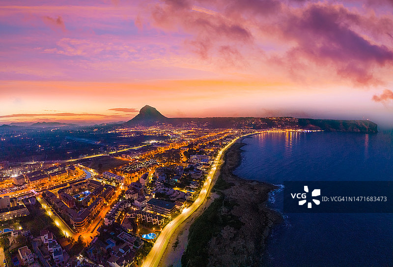 西班牙阿利坎特哈维亚城市天际线日落景观（白色海岸）图片素材