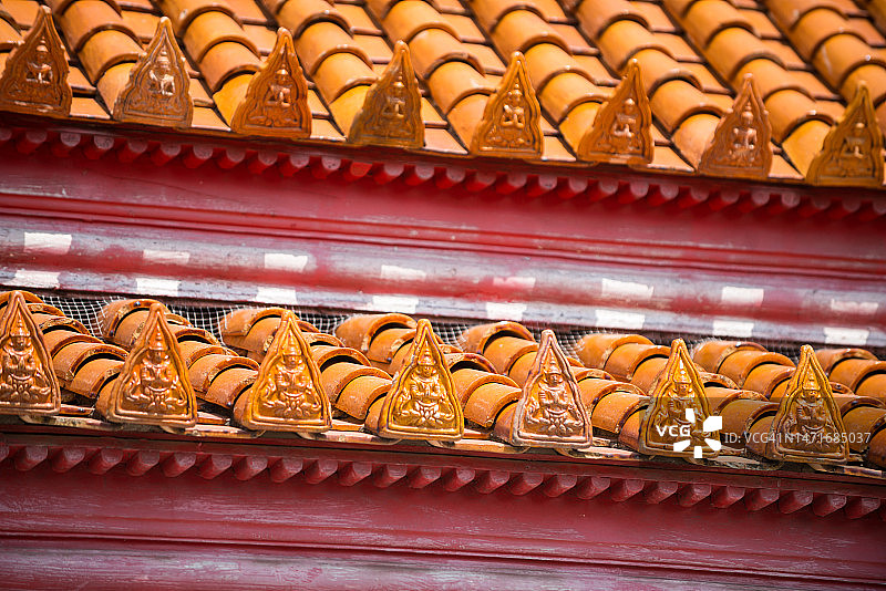 曼谷云石寺，带有天使标志的粘土屋顶瓦片图片素材