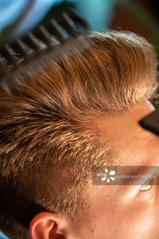 理发师梳头的特写。发蜡图片素材