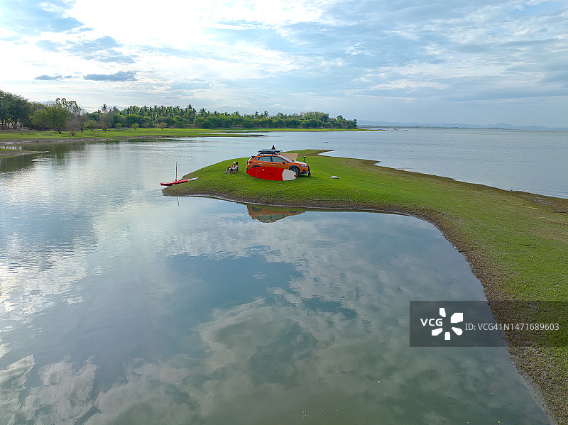 旅行者在桨板上享受运动图片素材