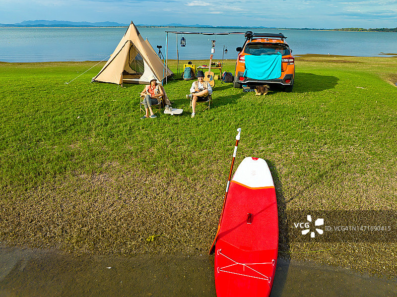 旅行者在桨板上享受运动图片素材