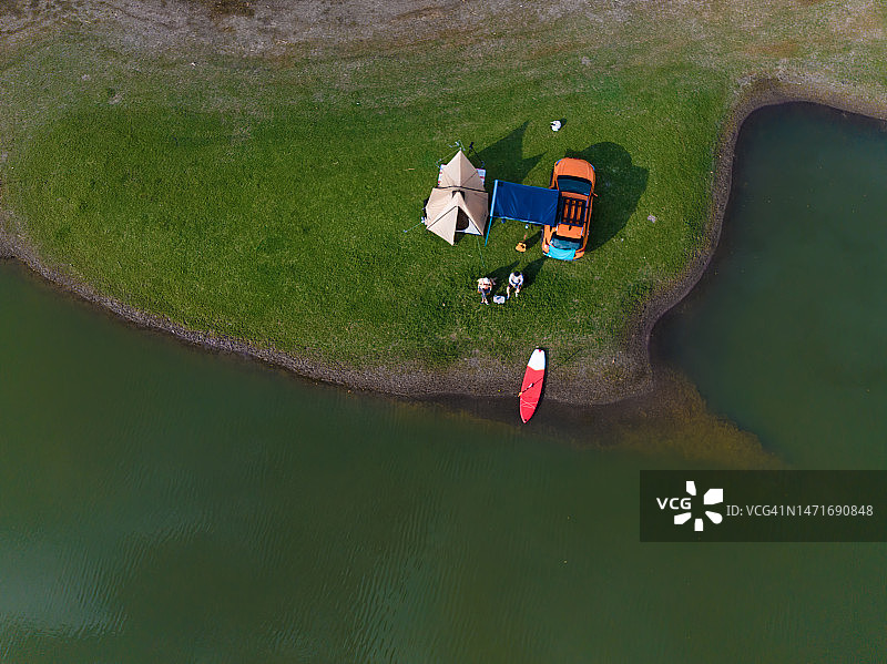 旅行者在桨板上享受运动图片素材