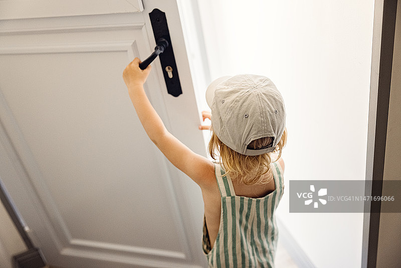 打开门的小男孩图片素材