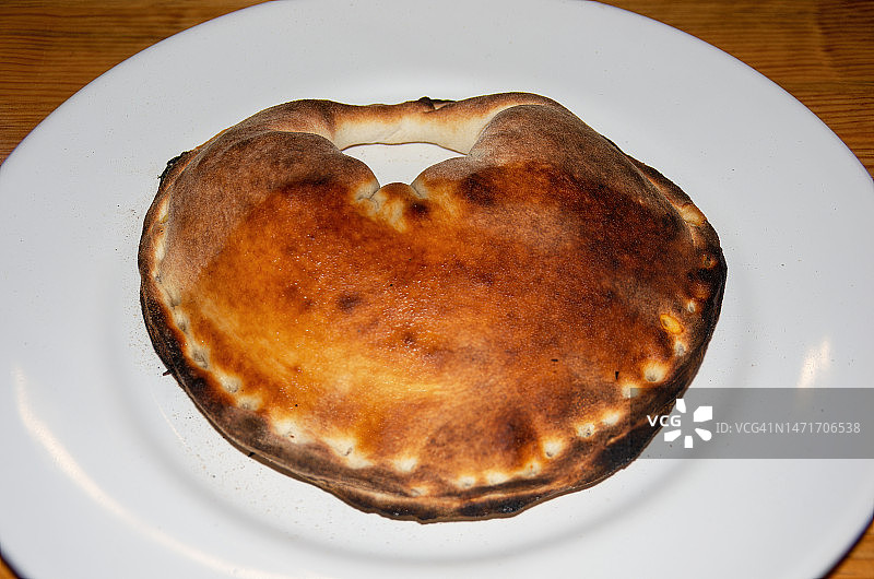 盘子里的木烤酸面包馅饼图片素材