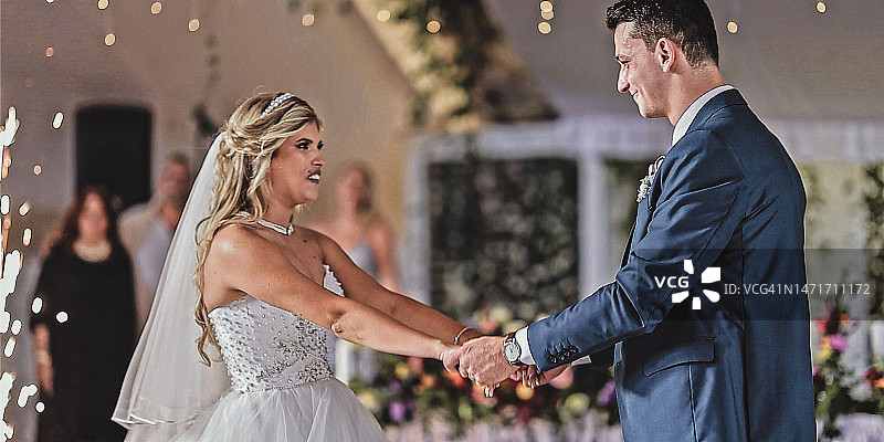 相爱的年轻情侣图片素材