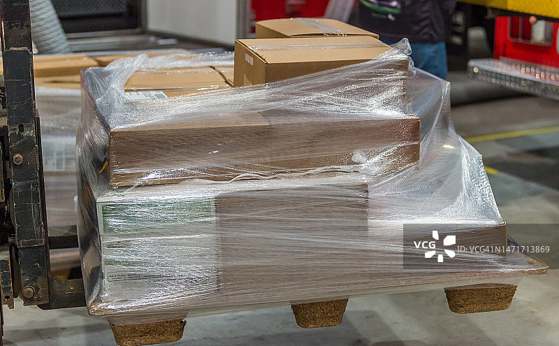 叉车搬运木托盘上的塑料包裹箱图片素材