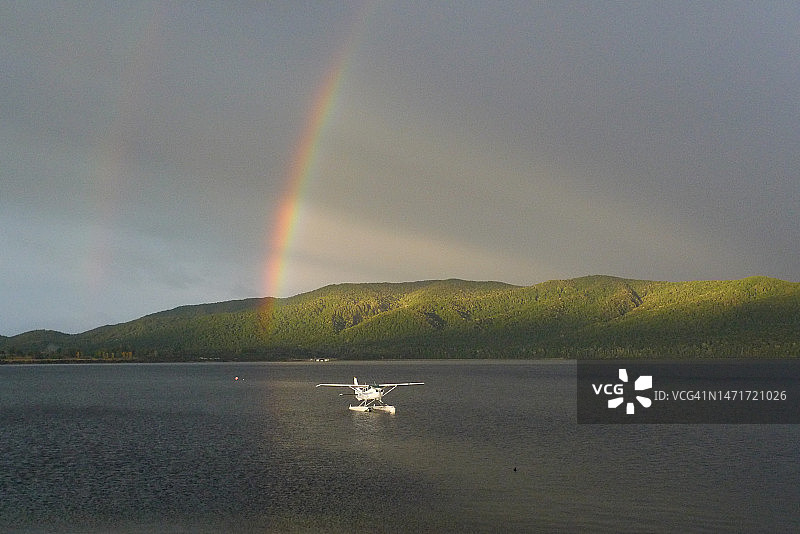 新西兰蒂阿瑙湖上的彩虹图片素材
