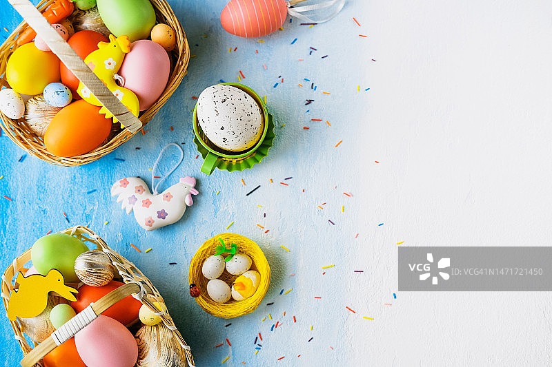 装满节日用品、玩具和马克杯的复活节篮子图片素材