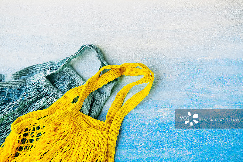 天空色表面的针织网袋图片素材