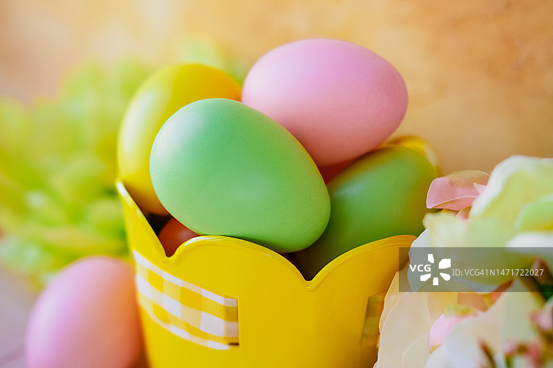 花朵旁复活节彩蛋篮图片素材
