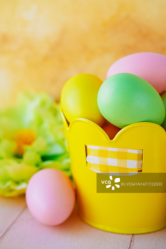 绿花附近的复活节篮子和彩蛋图片素材