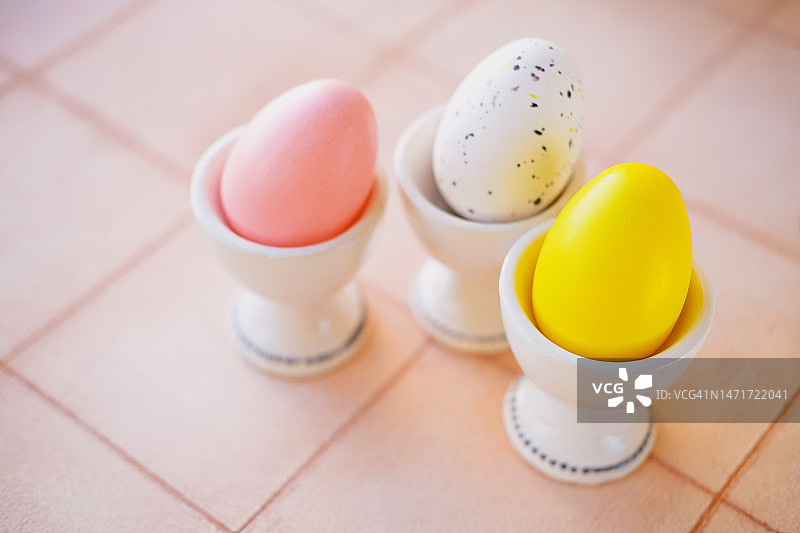 瓷砖上的杯子里的复活节彩蛋图片素材