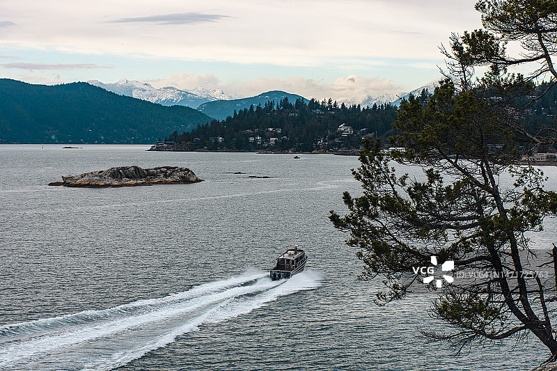 海上疾驰的快艇图片素材
