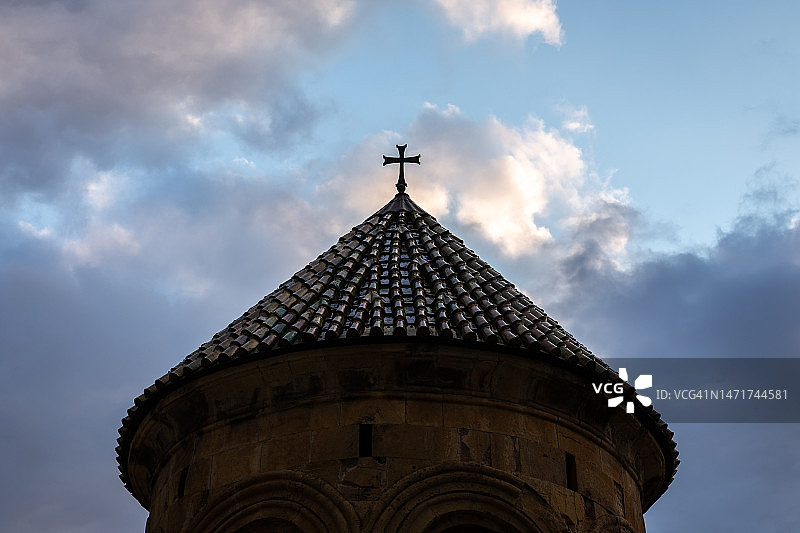 格拉蒂修道院钟楼在蓝色多云天空下的黑色剪影图片素材