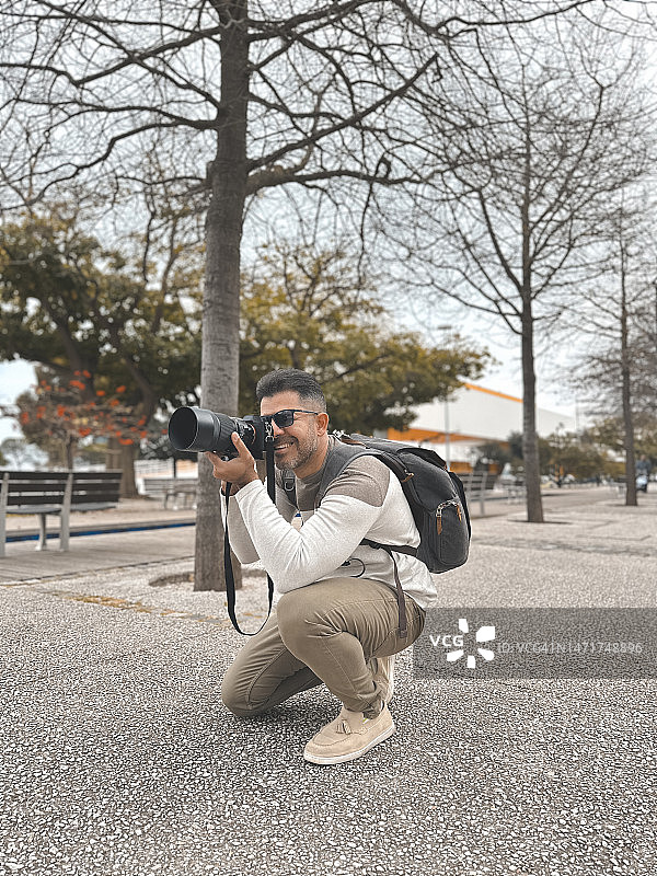 户外工作的摄影师图片素材