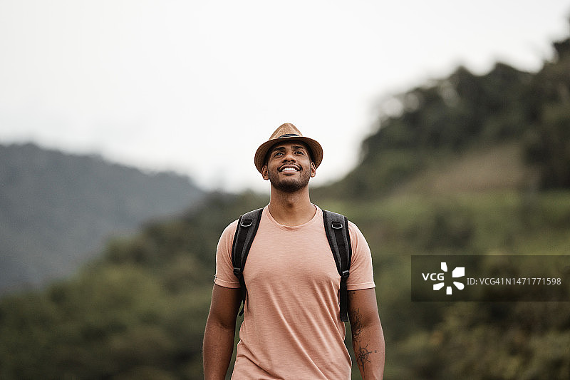 享受旅途的背包客图片素材