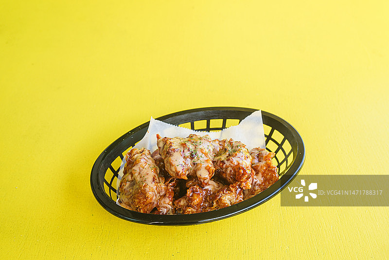 搭配蒜泥蛋黄酱的顶级韩式炸鸡图片素材