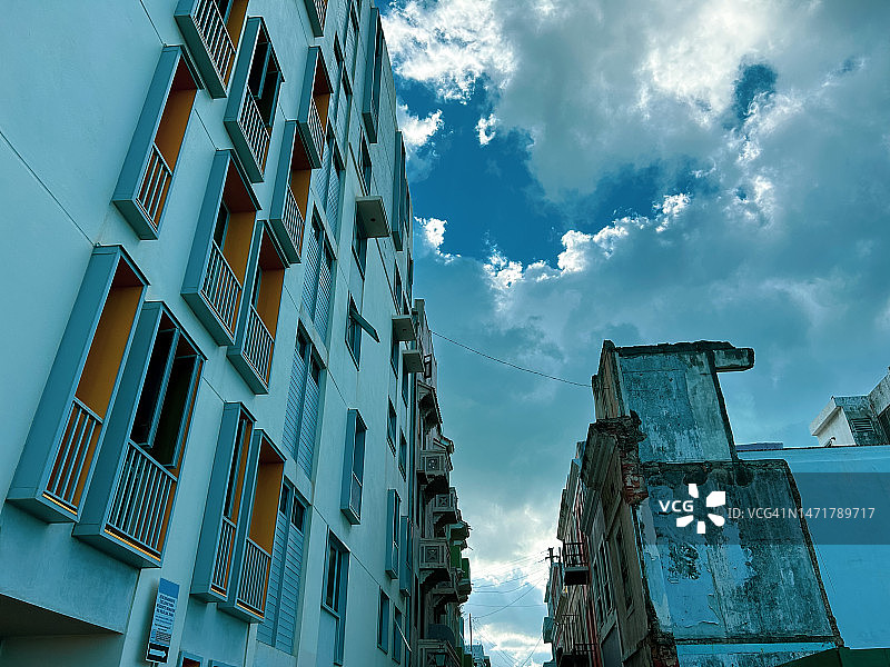 波多黎各的蓝色建筑与蓝天图片素材