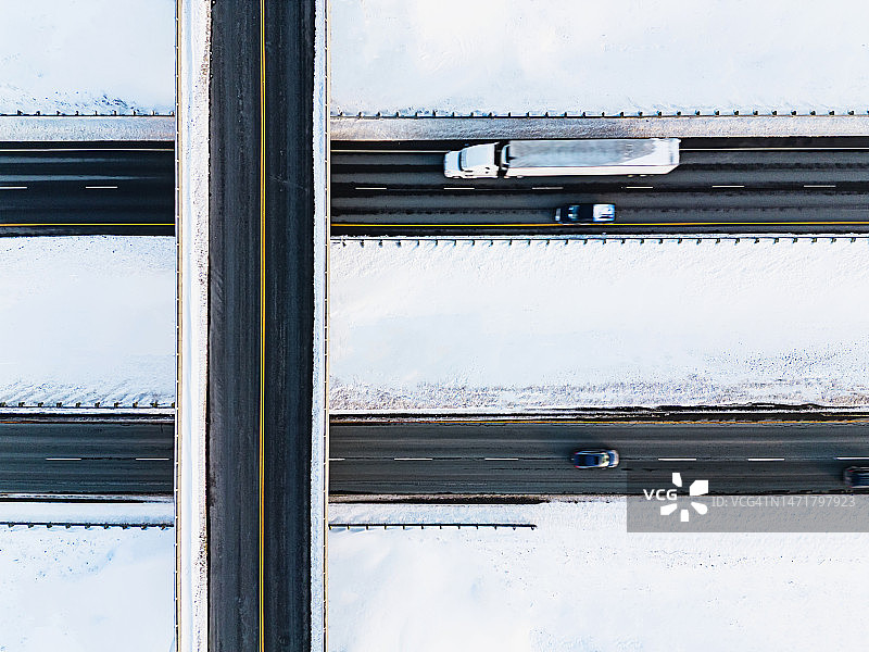 半挂车驶过立交桥下图片素材