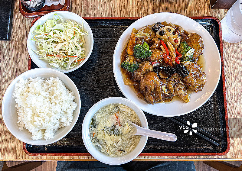 中华定食：黑胡椒牡蛎、白米饭、鸡蛋汤、卷心菜沙拉图片素材