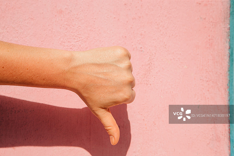 彩色背景上的反对手势图片素材