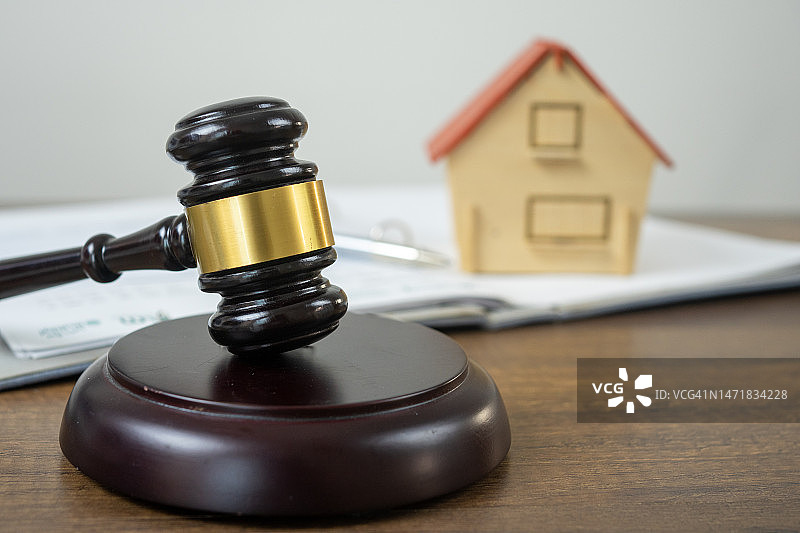 木制法槌与独立房屋图片素材