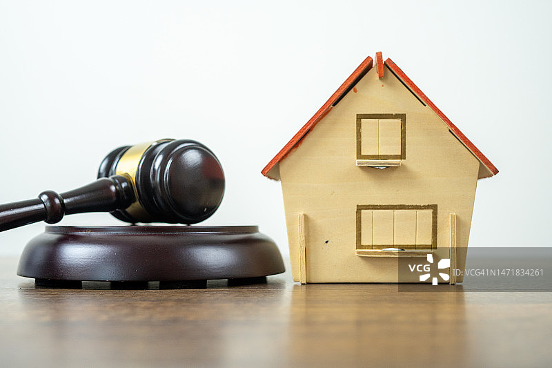 法槌、法官与房屋图片素材