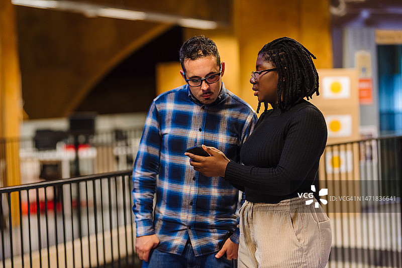 办公室里不同种族的混合同事群体图片素材