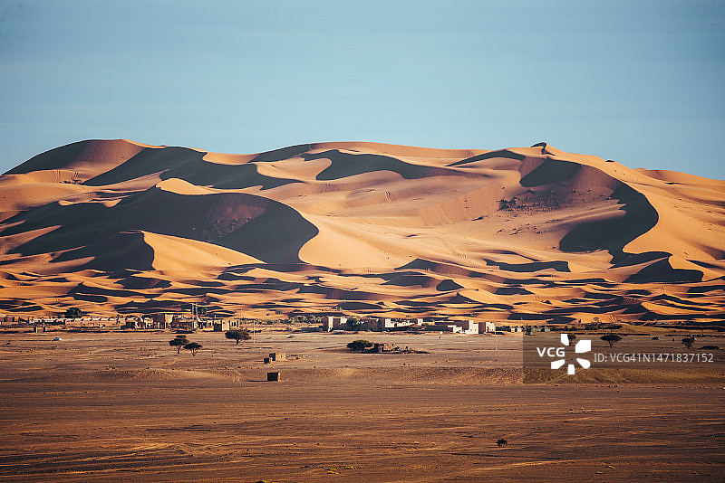 通往撒哈拉沙漠的道路图片素材