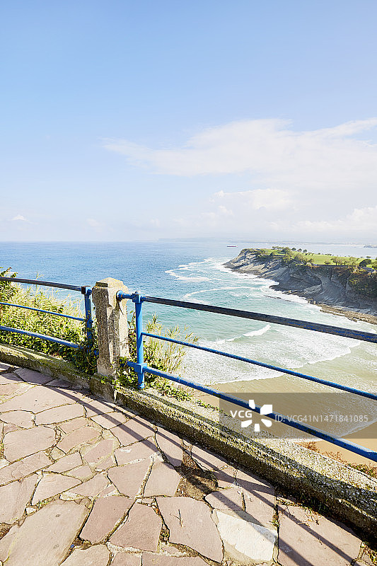 蓝色栏杆观景点：欣赏大海和蓝天图片素材