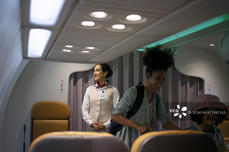 乘坐商用飞机旅行图片素材