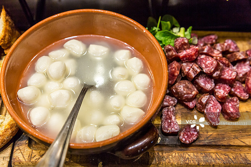 马苏里拉水牛奶酪和萨拉米香肠片图片素材