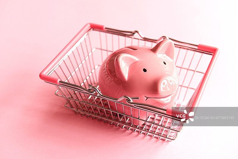购物篮中的小猪储蓄罐图片素材